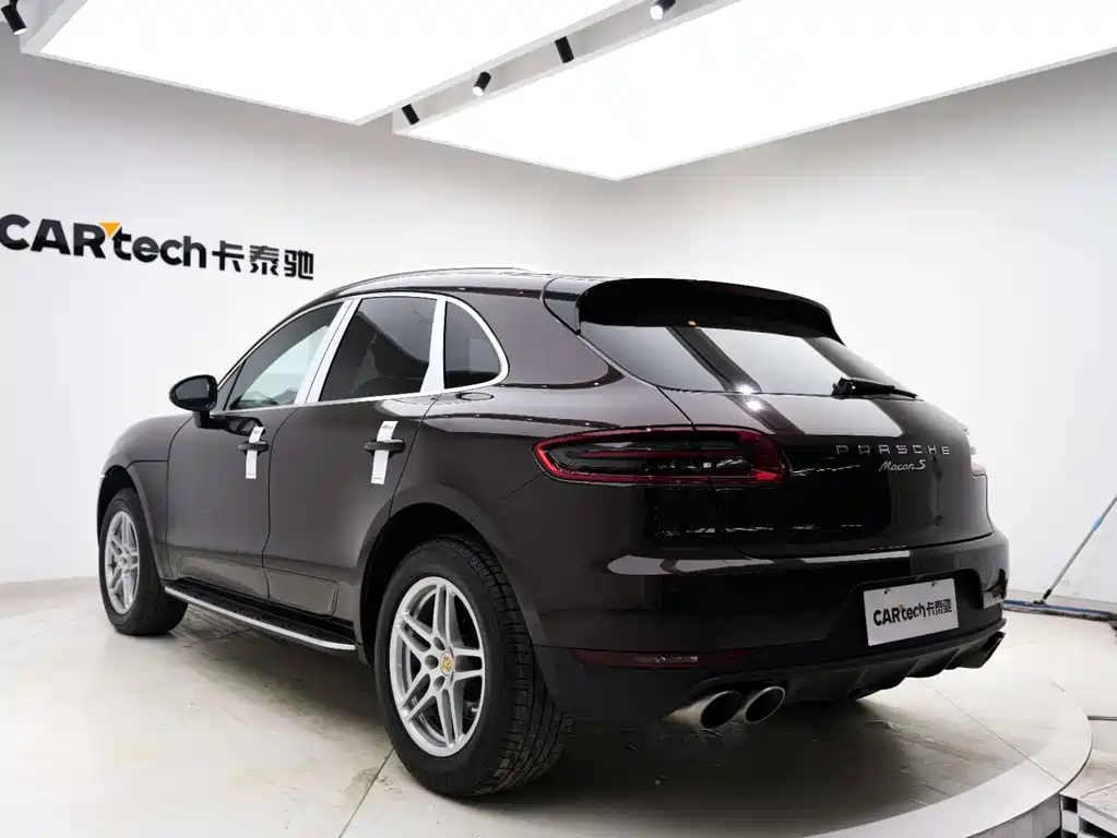 PORSCHE MACAN