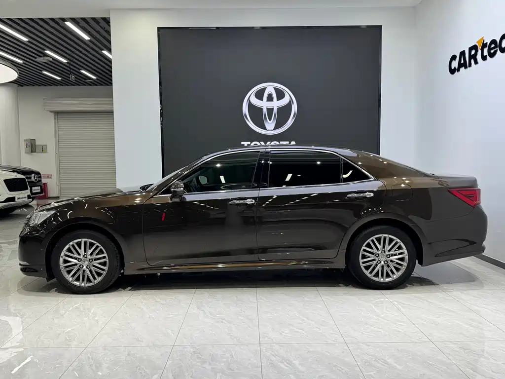 Toyota Crown — миниатюра 7