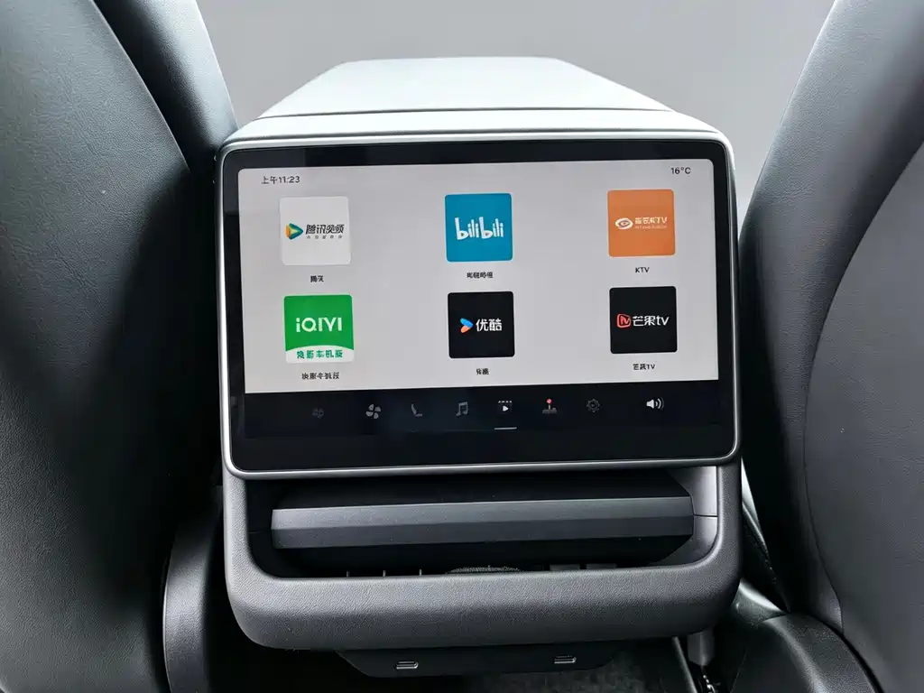 Tesla Model Y — миниатюра 10