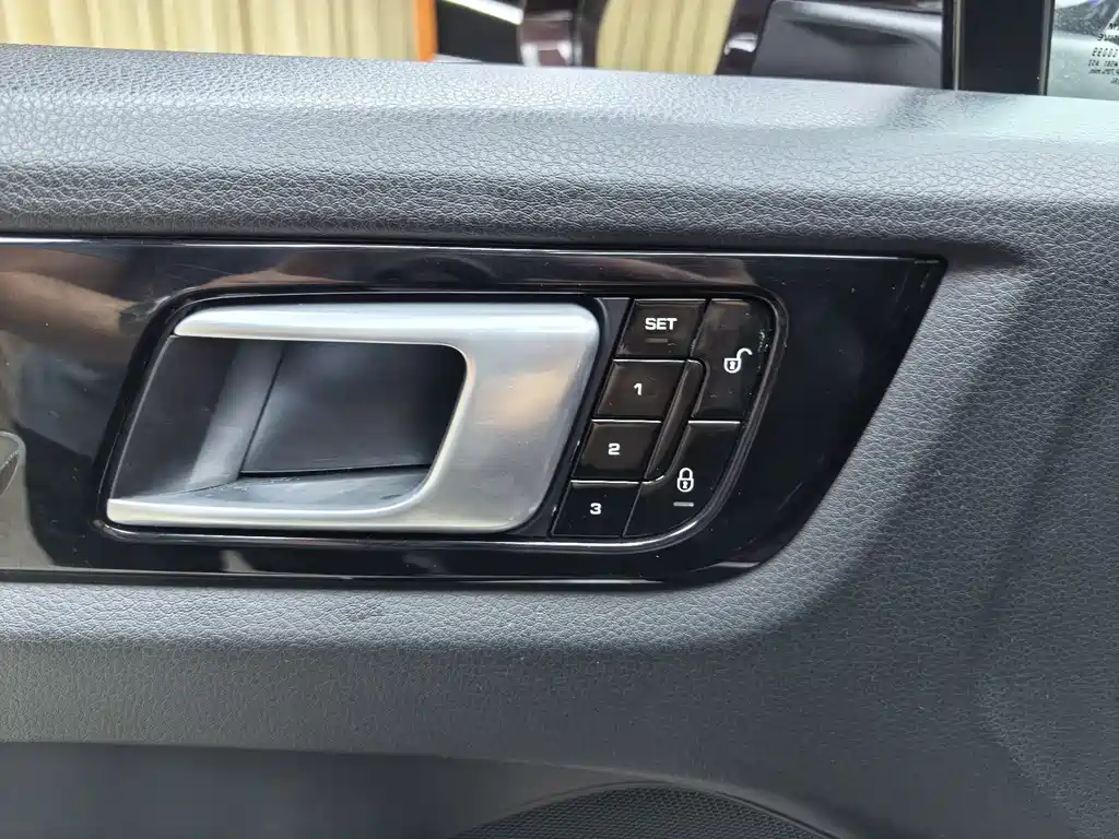 Porsche Cayenne — миниатюра 13
