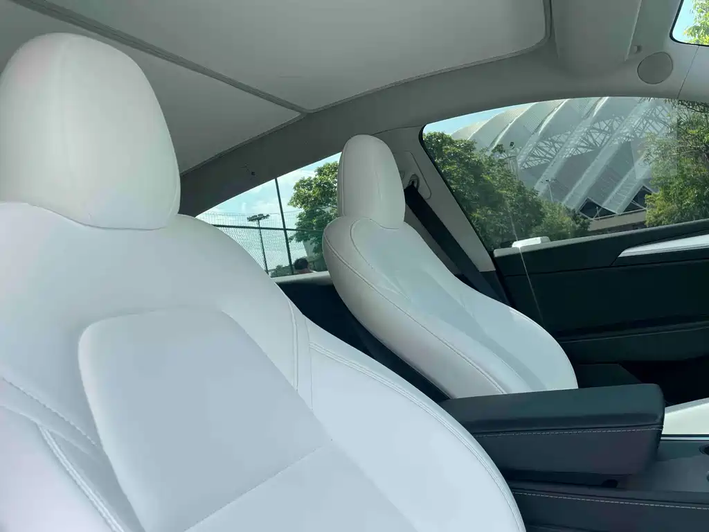 Tesla Model Y — миниатюра 12