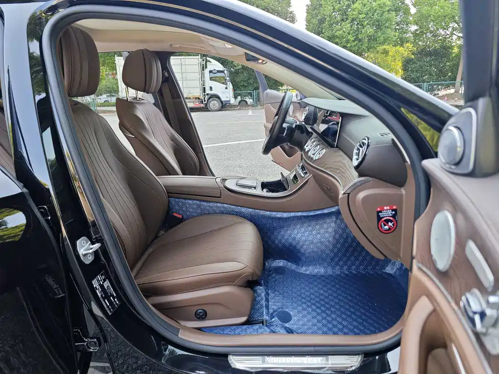 Mercedes-Benz E-Class — миниатюра 11