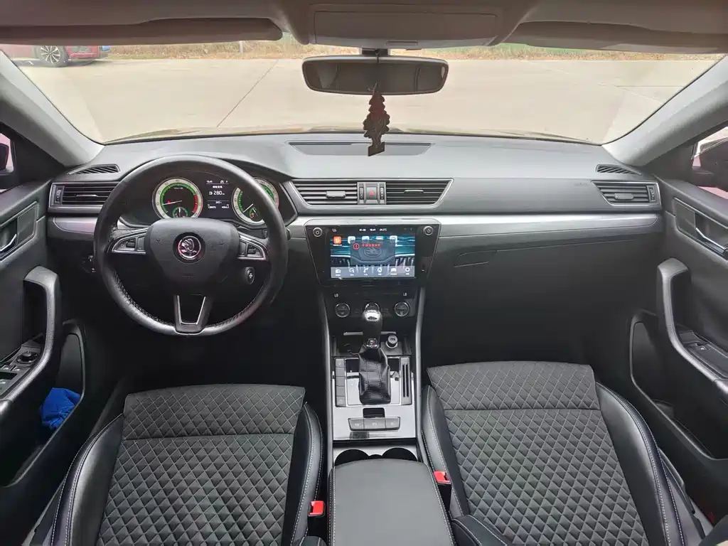 Skoda Superb — миниатюра 5
