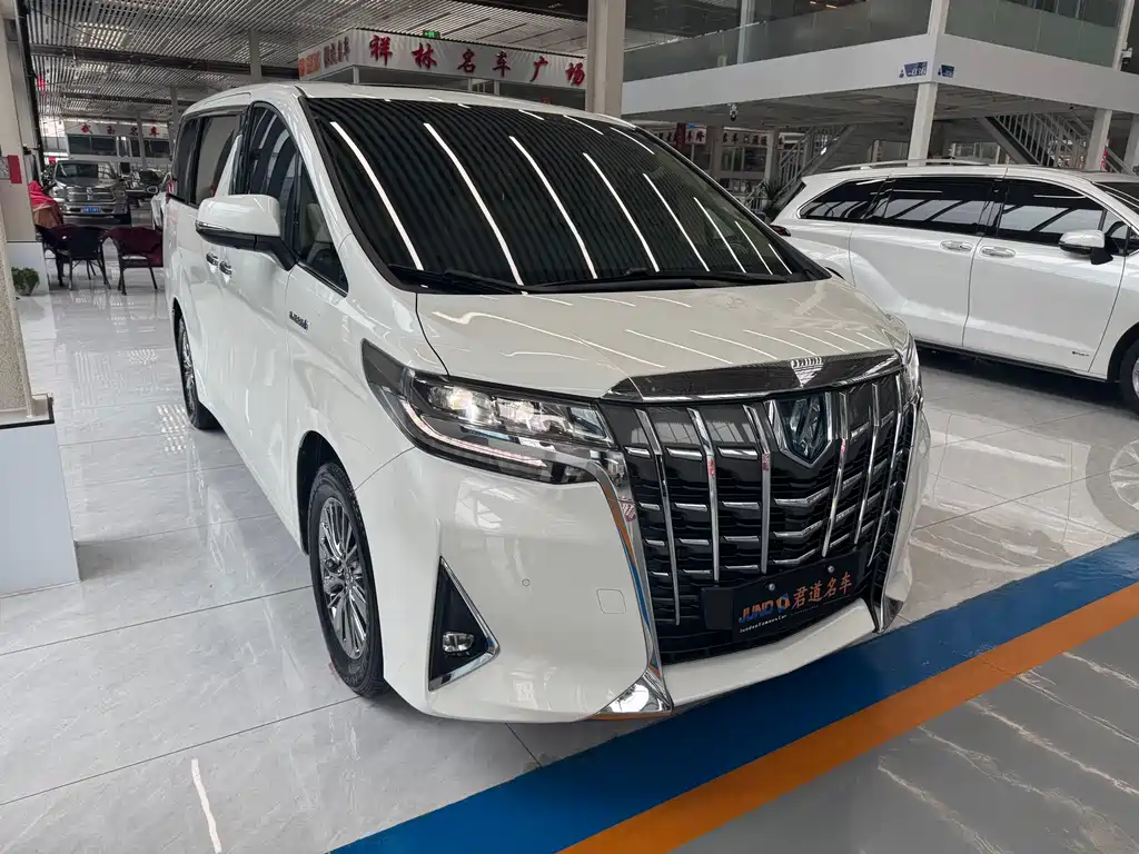 Toyota Alphard — миниатюра 3