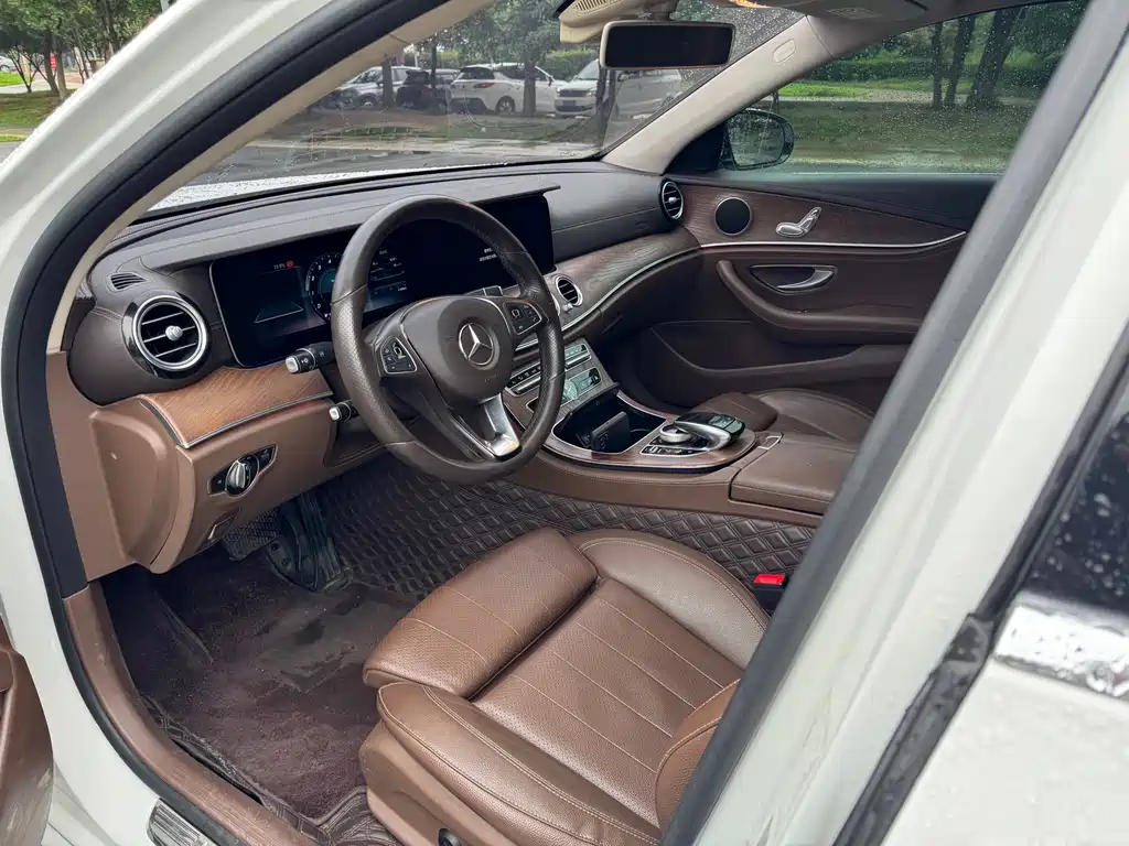 Mercedes-Benz E-Class — миниатюра 9