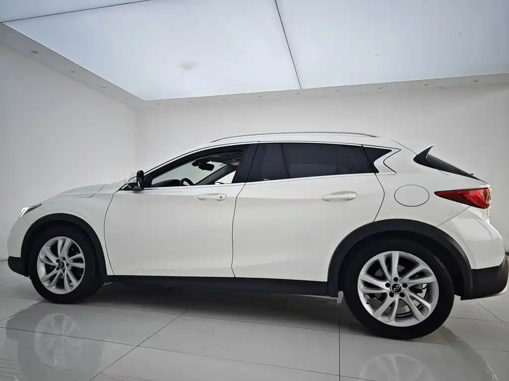 INFINITI QX30