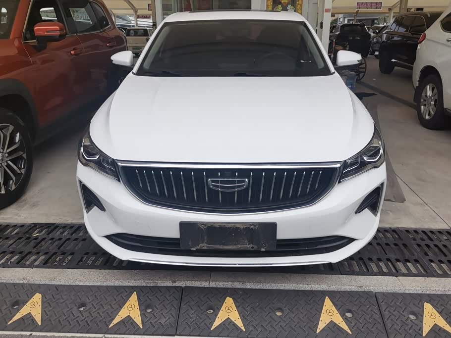 Geely Emgrand 1.5 л 2023 г. Белый, пробег 42000 км
