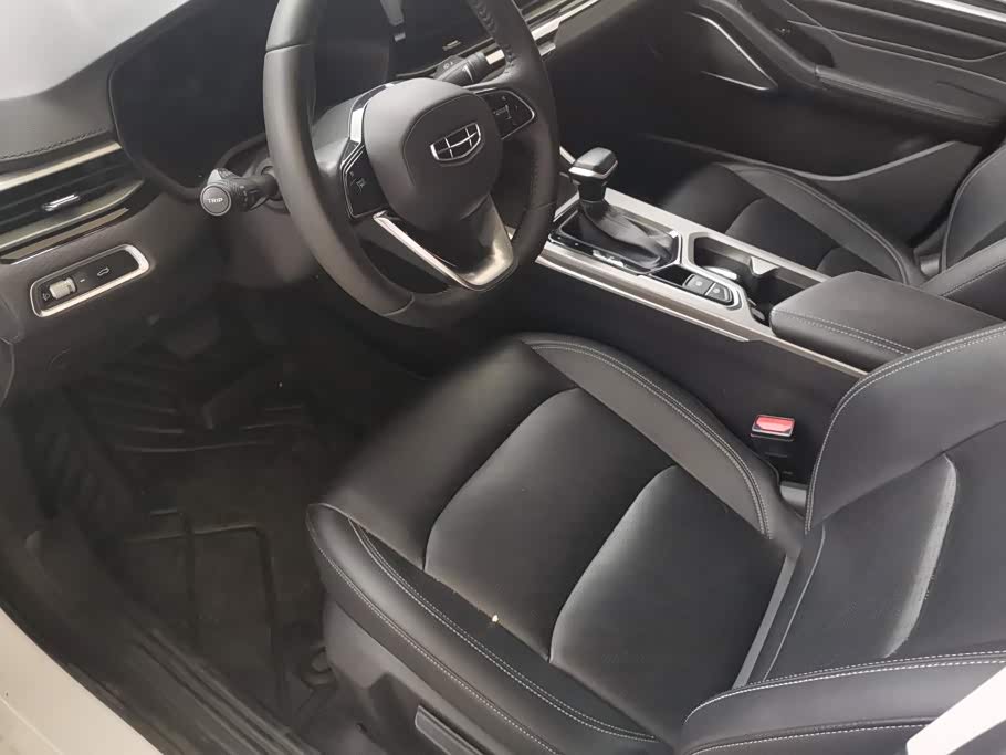 Geely Emgrand 1.5 л 2023 г. Белый, пробег 42000 км