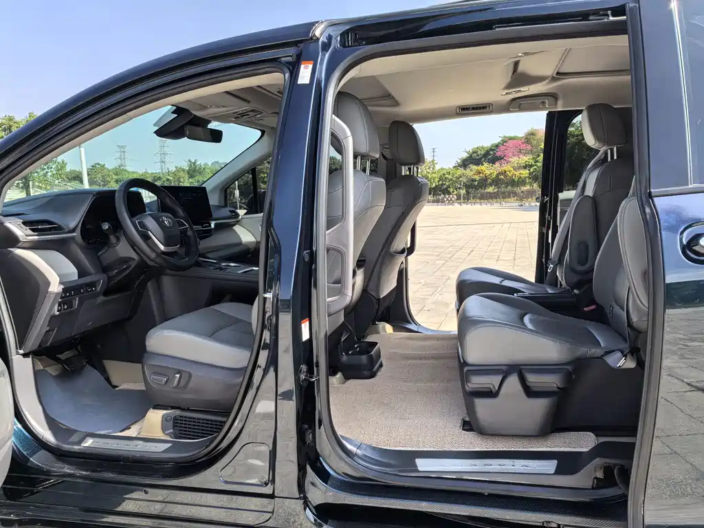 Toyota Granvia — миниатюра 10