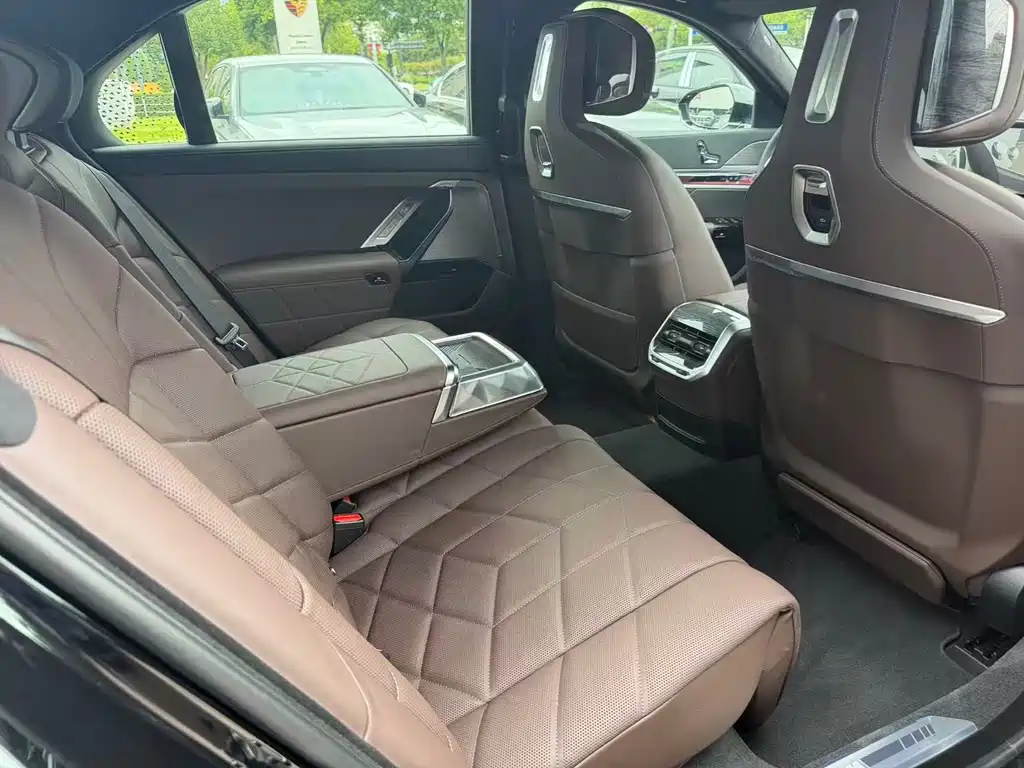 BMW 7 Series — миниатюра 12