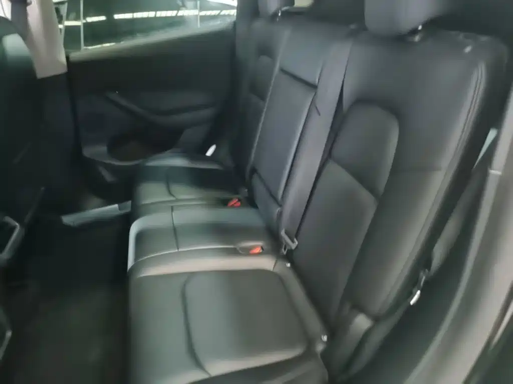 Tesla Model Y — миниатюра 17