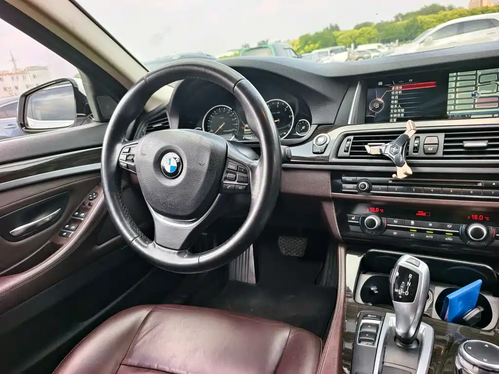BMW 5 Series — миниатюра 17