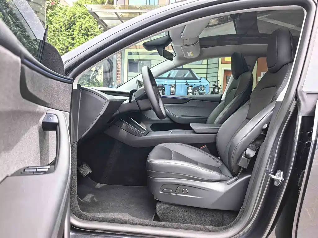 Tesla Model Y — миниатюра 4
