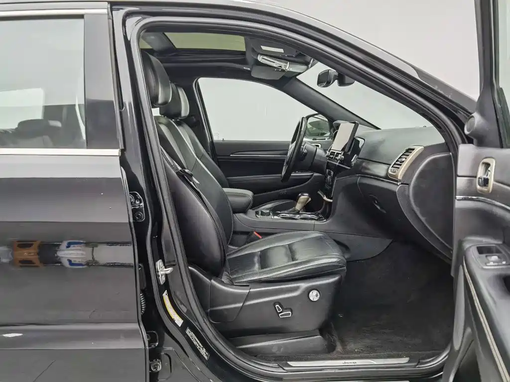 Jeep Grand Cherokee (Import) — миниатюра 23