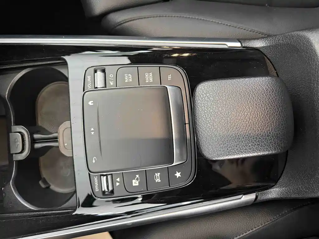Mercedes-Benz GLB — миниатюра 17