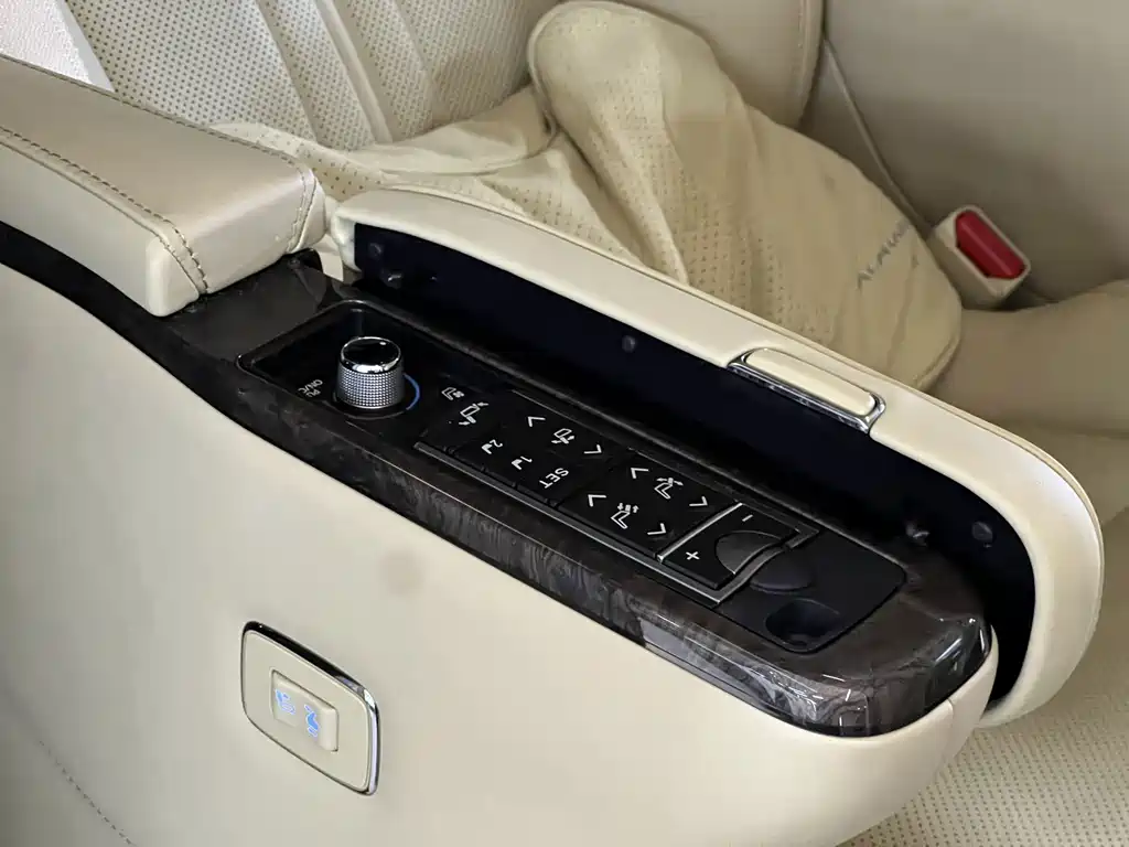 Toyota Alphard — миниатюра 13
