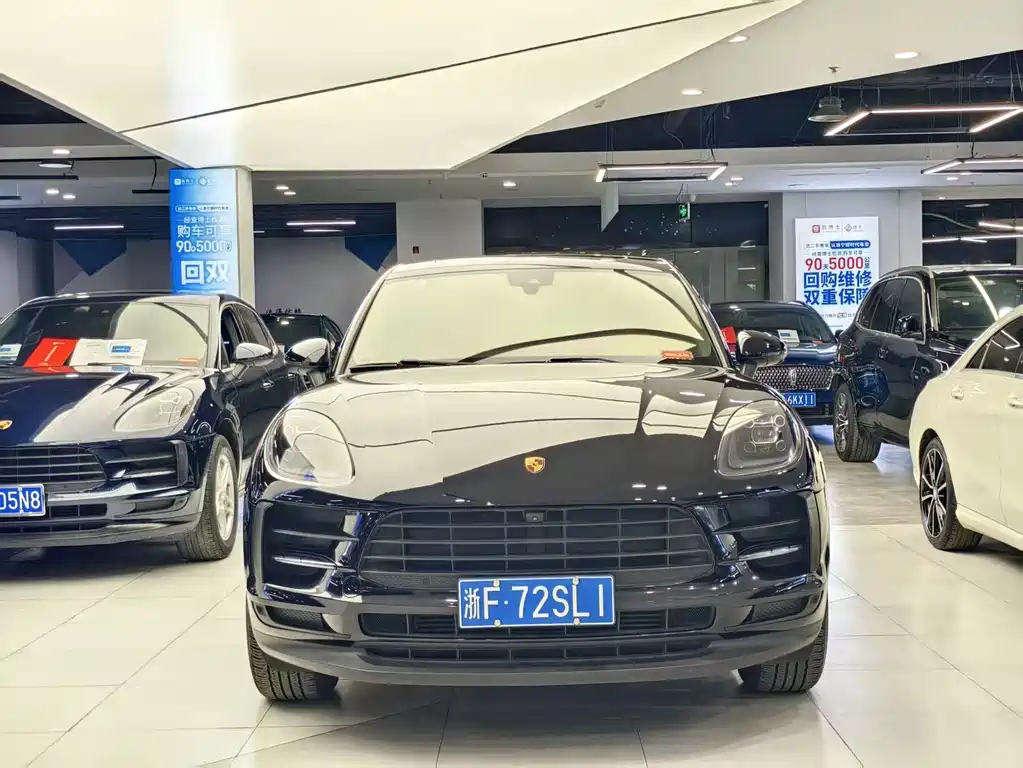 PORSCHE MACAN