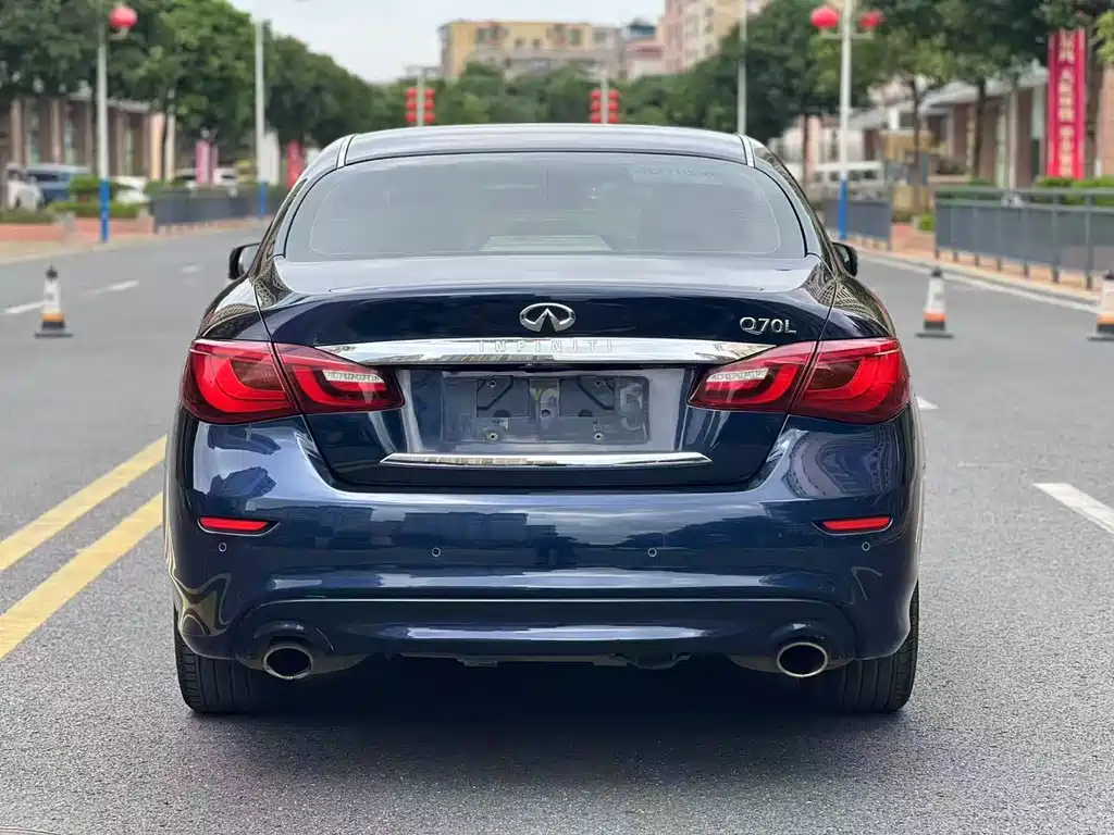 INFINITI Q70