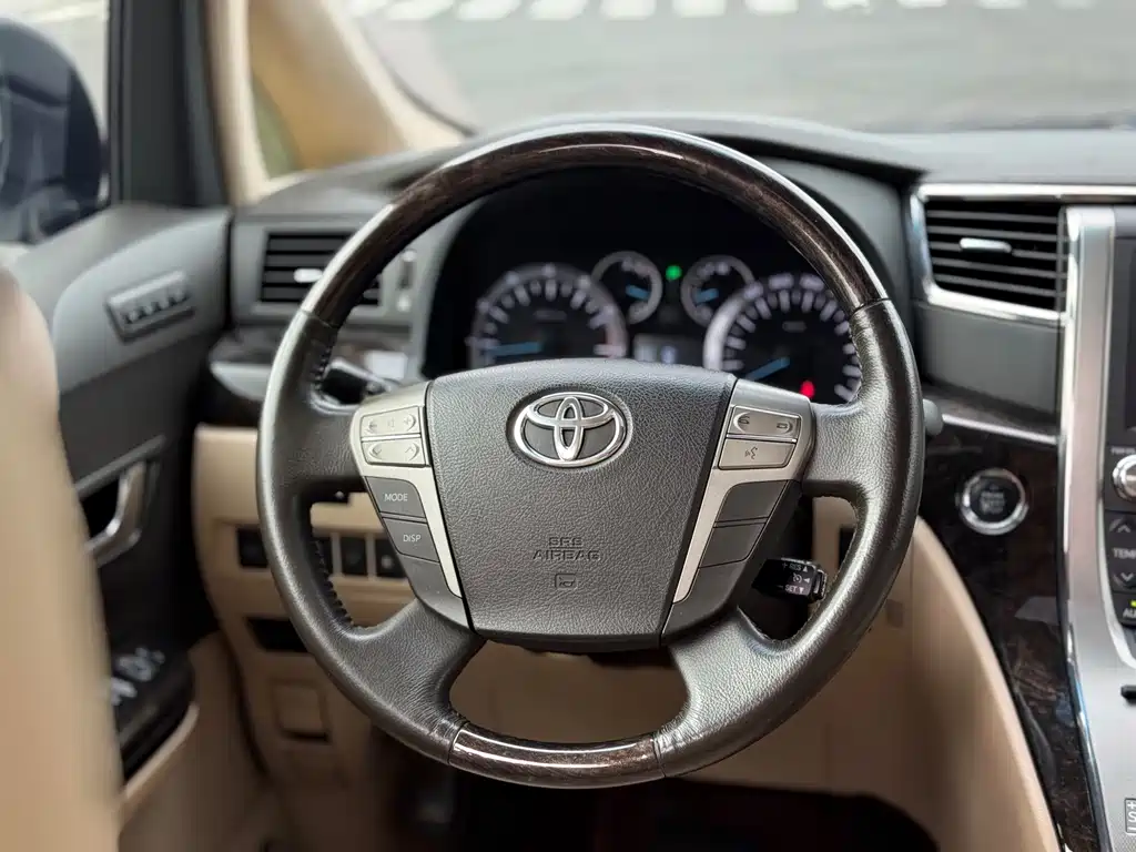 Toyota Alphard — миниатюра 9
