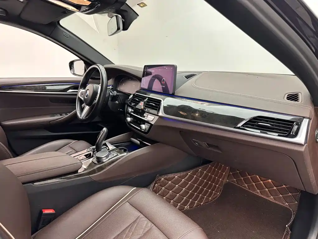 BMW 5 Series — миниатюра 11