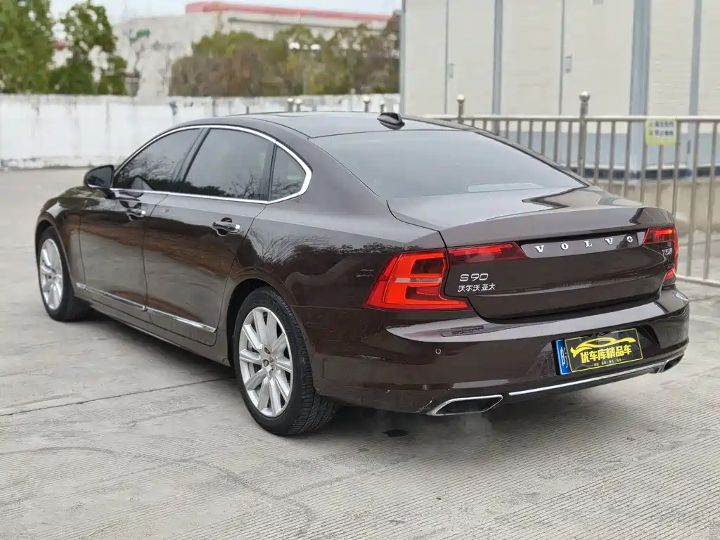 VOLVO S90