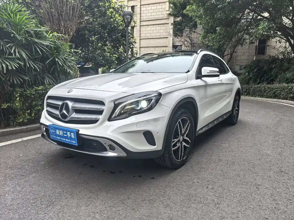 MERCEDES-BENZ GLA