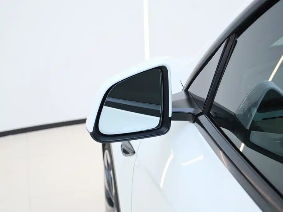 Tesla Model Y — миниатюра 16