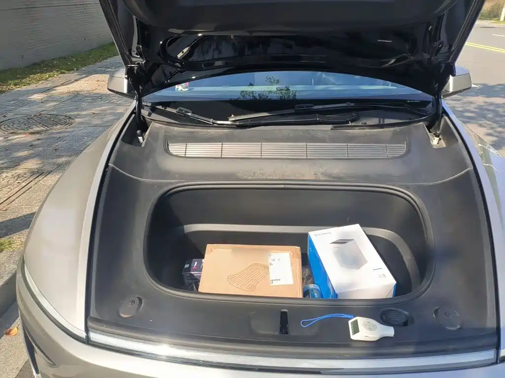 Tesla Model Y — миниатюра 21