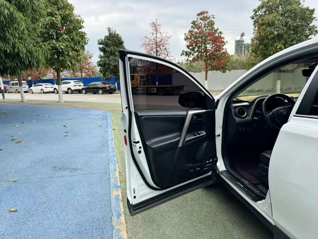 Toyota RAV4 — миниатюра 11