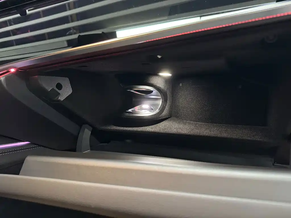 Mercedes-Benz E-Class — миниатюра 10