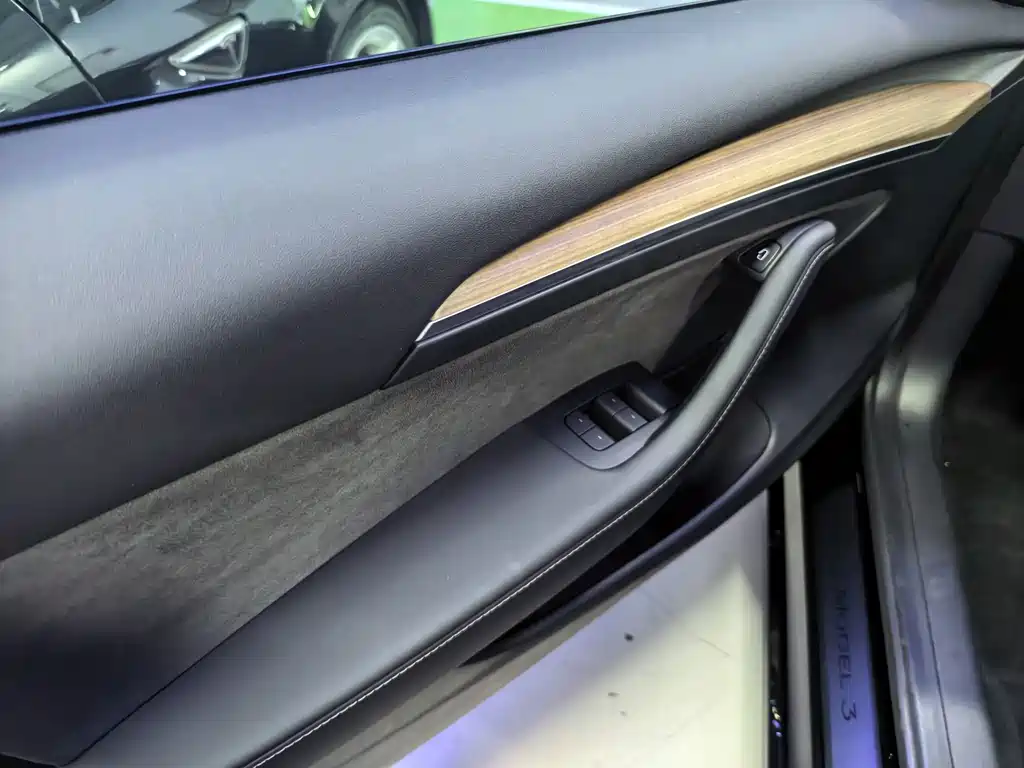 Tesla Model 3 — миниатюра 5
