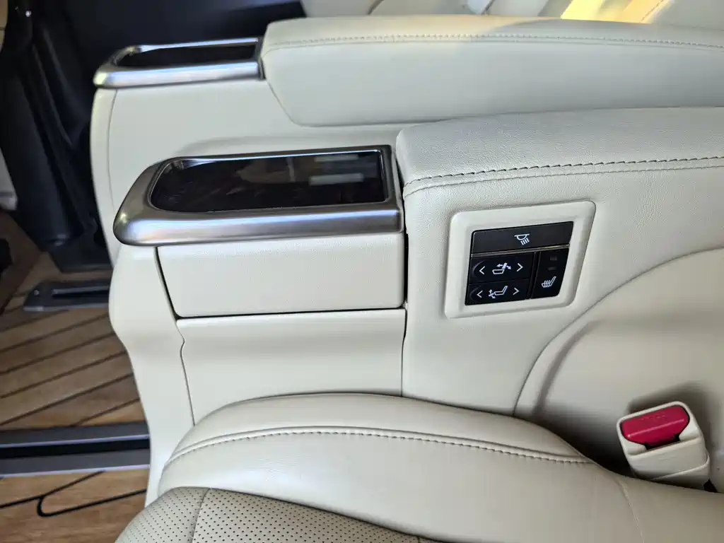 Toyota Alphard — миниатюра 9