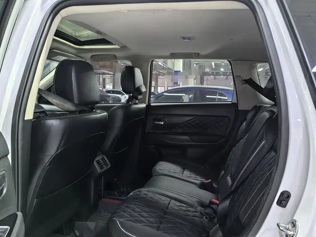 MITSUBISHI OUTLANDER