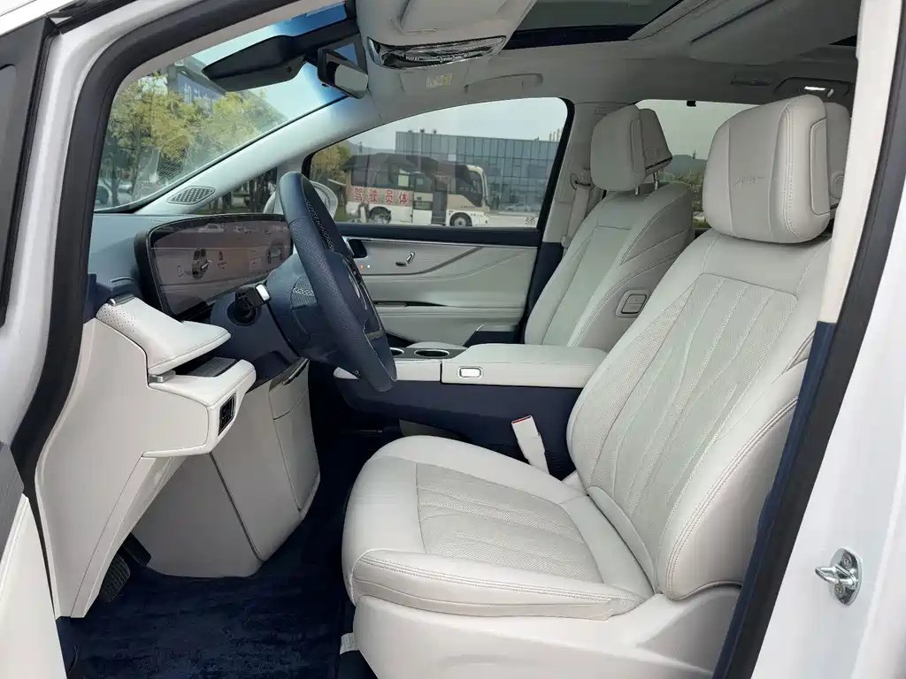 Buick GL8 Hybrid — миниатюра 5