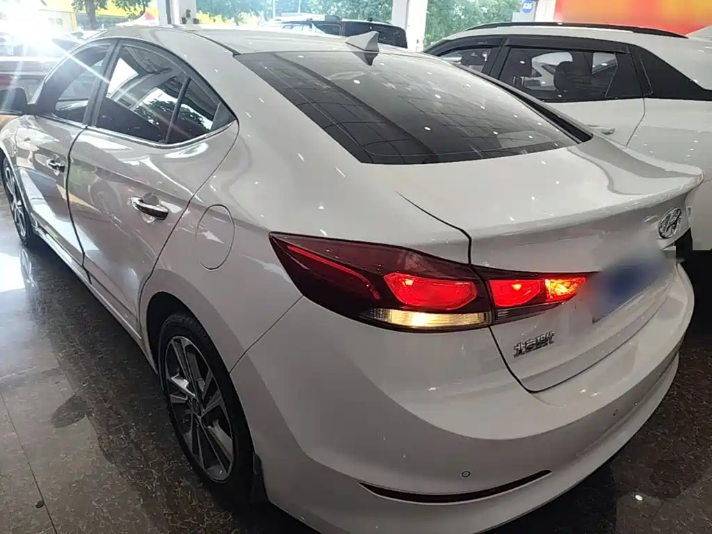 Hyundai Elantra — миниатюра 5