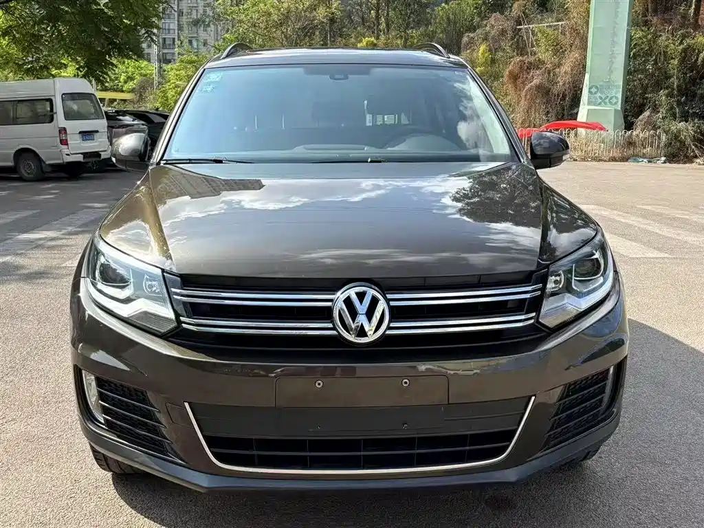 VOLKSWAGEN TIGUAN