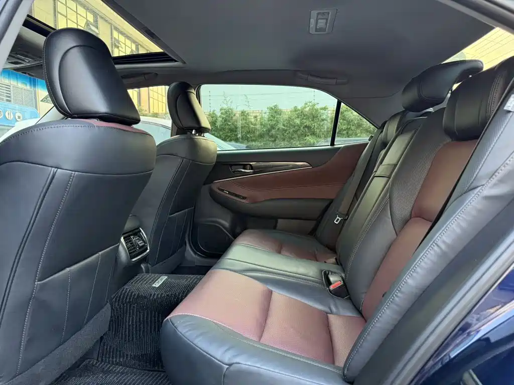Toyota Crown — миниатюра 6