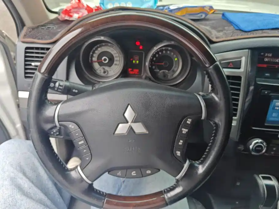 Mitsubishi Pajero — миниатюра 15