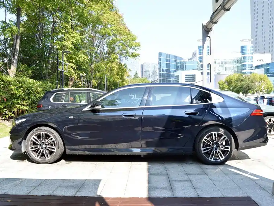 BMW 5 Series — миниатюра 2