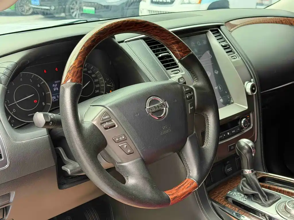 Nissan Patrol — миниатюра 5