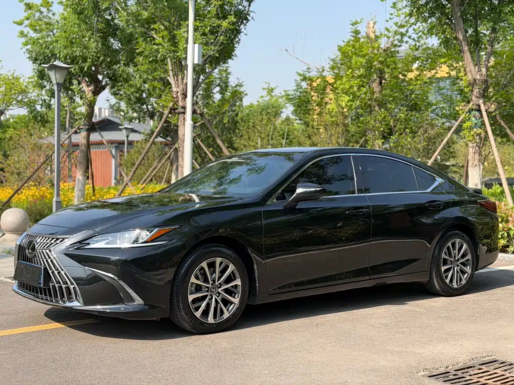 Lexus ES 2024