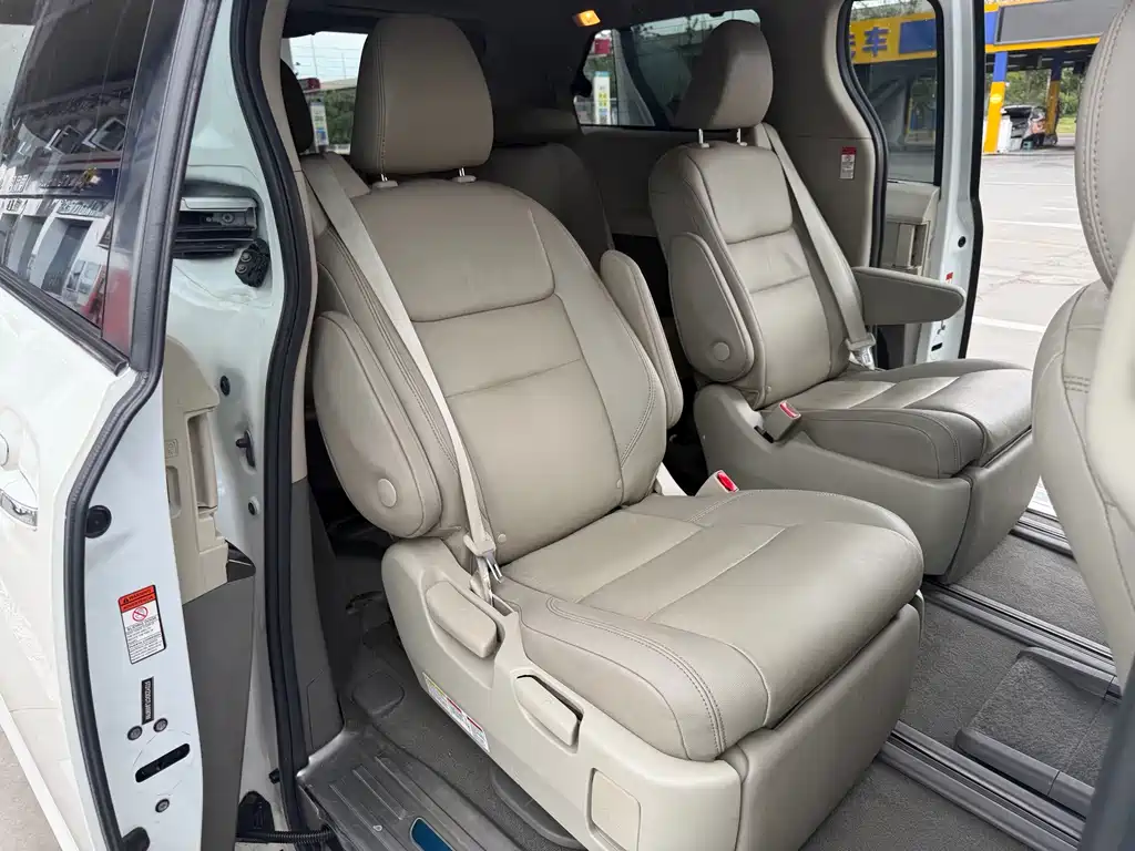 Toyota Sienna — миниатюра 12