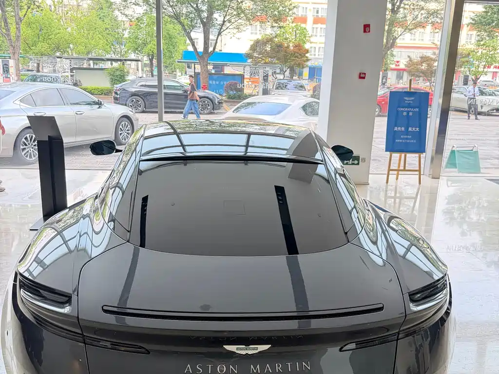 Aston Martin DB12 — миниатюра 4