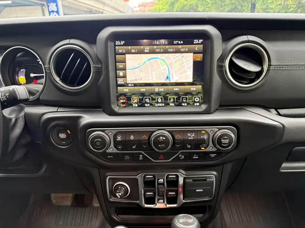 Jeep Wrangler PHEV — миниатюра 13
