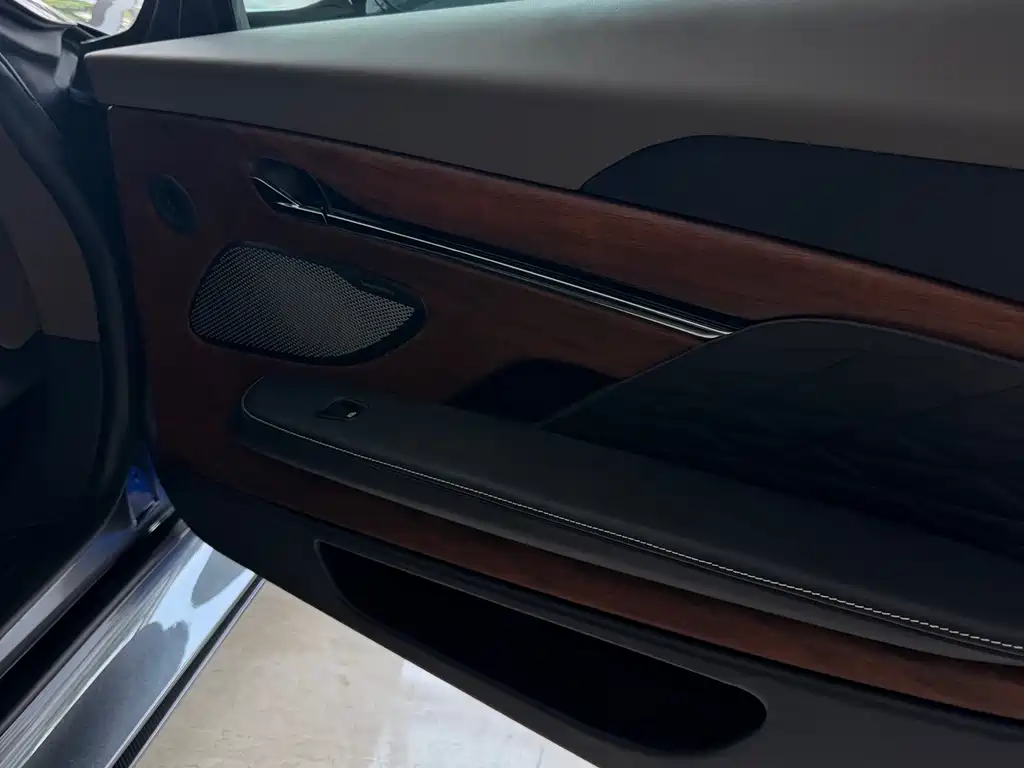 Aston Martin DB12 — миниатюра 7