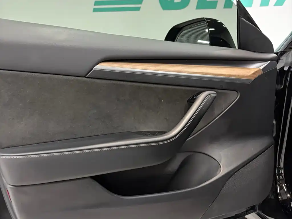 Tesla Model 3 — миниатюра 10