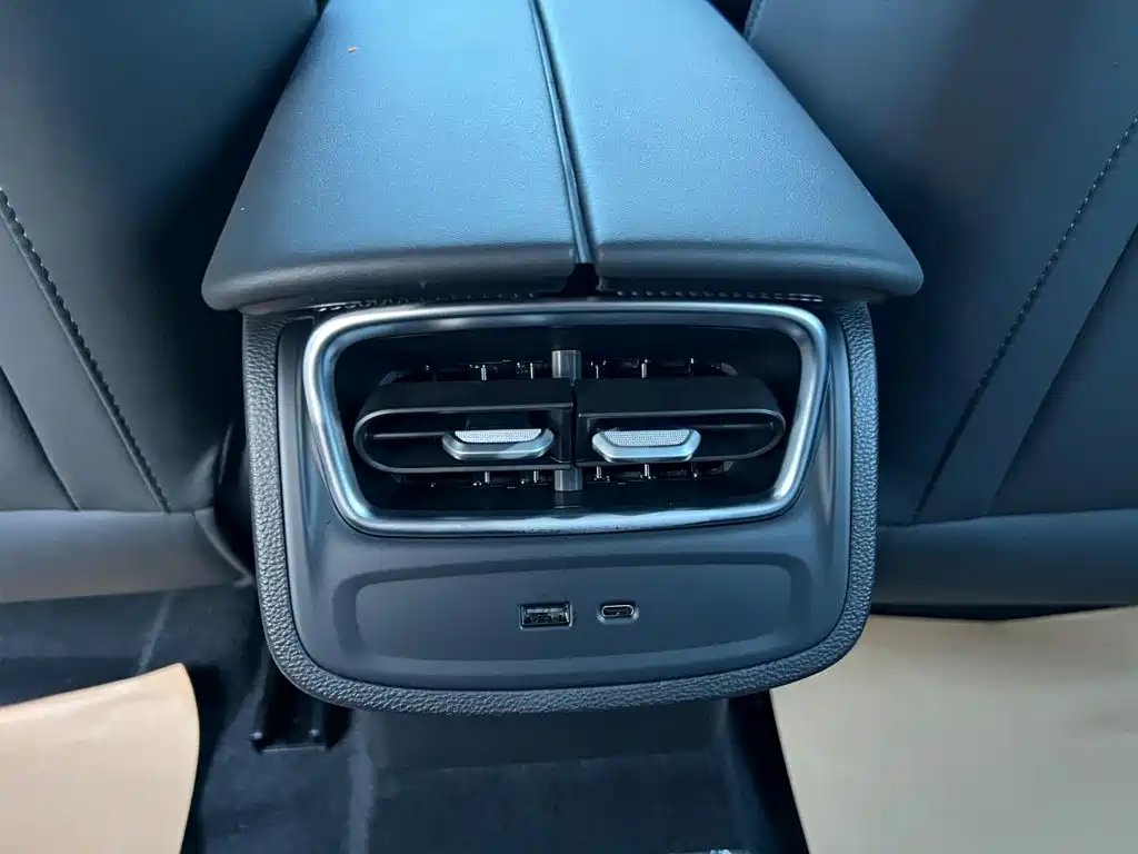 Заказать Fulwin Fengyun A8L 2026 года за 1 900 694 ₽  из Китая