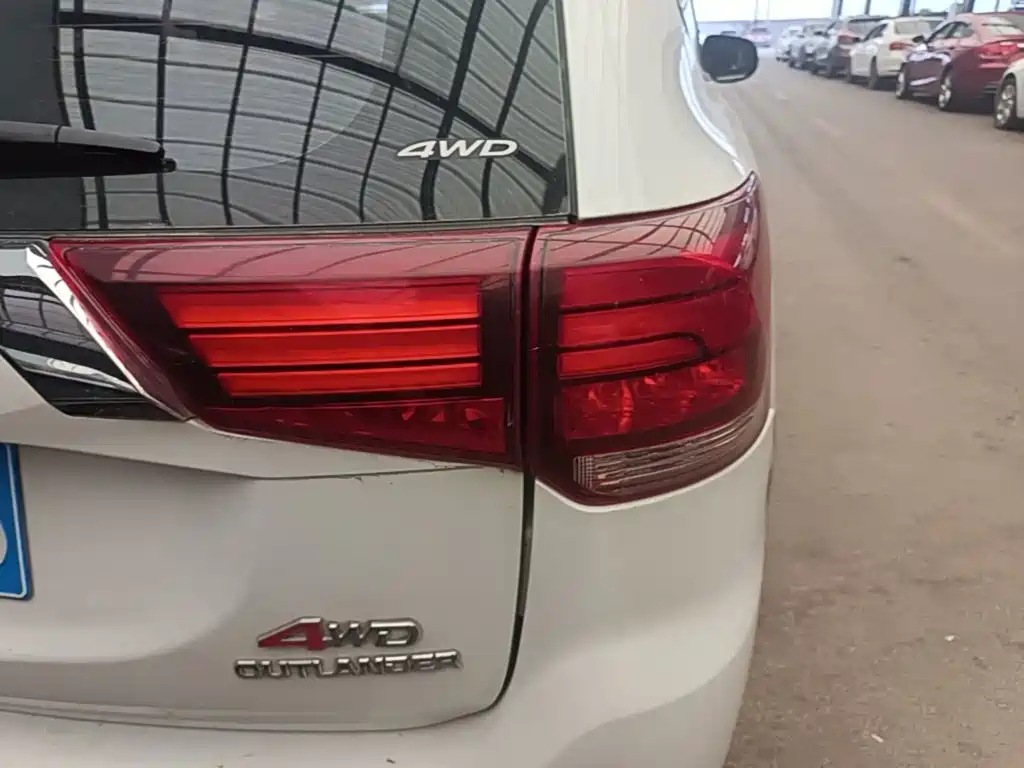 Mitsubishi Outlander — миниатюра 8