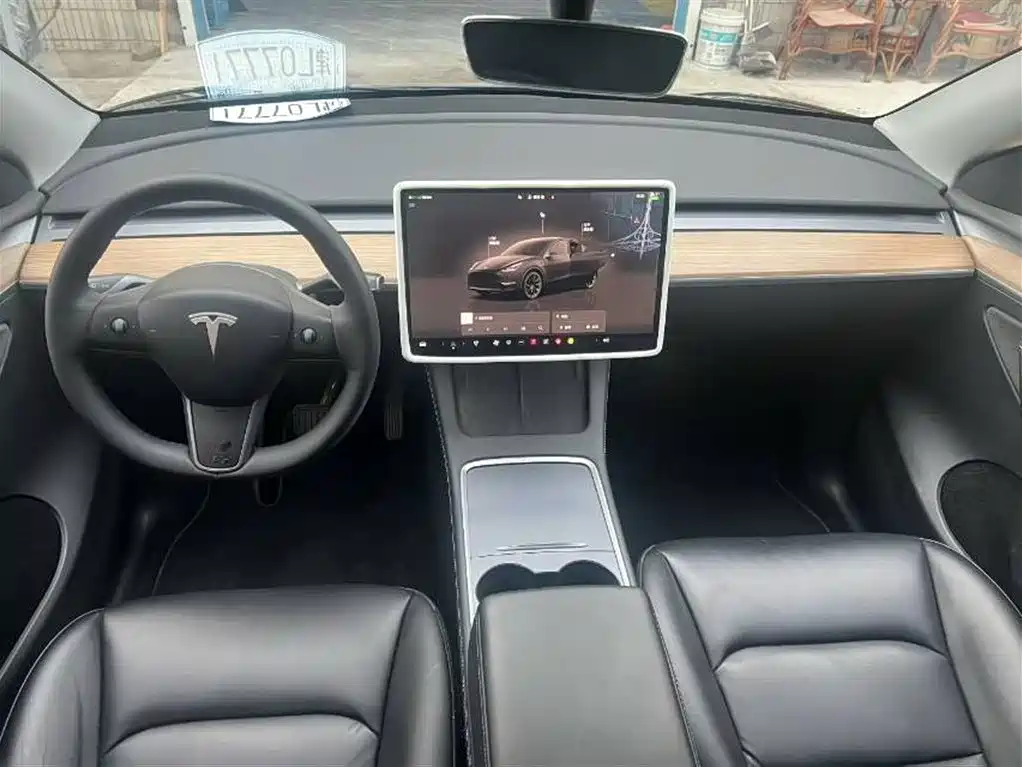 TESLA MODEL Y