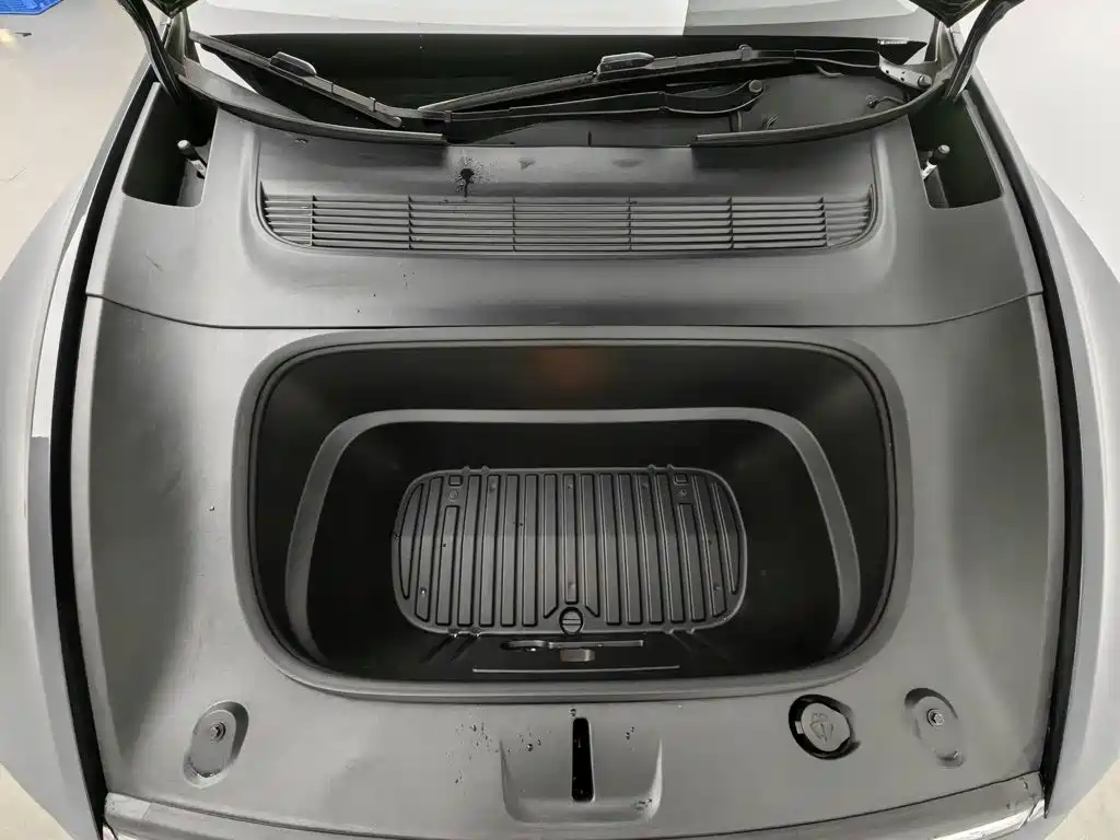 Tesla Model Y — миниатюра 6